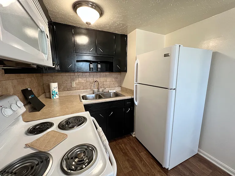 Mayfair Apartments — Photo 73