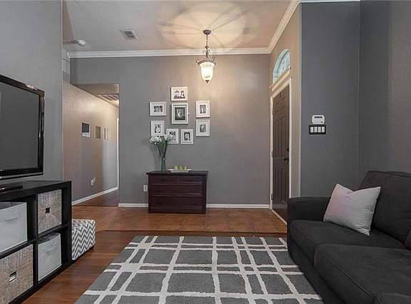 4th image of 1725 Broadmoor Dr