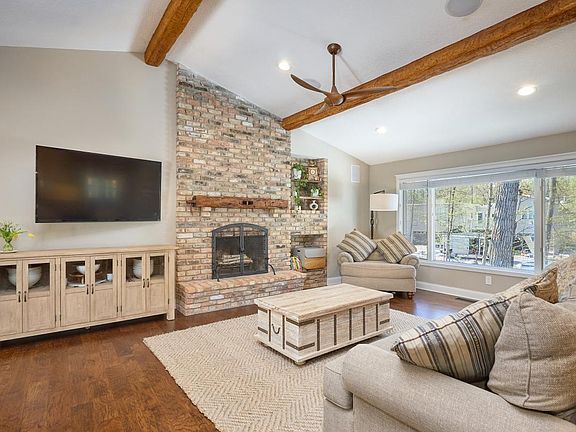 5th image of 1832 Essex Rd