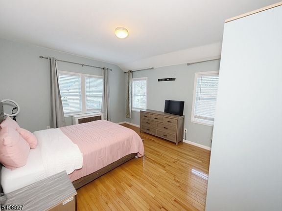 4th image of 40 Stuyvesant Rd