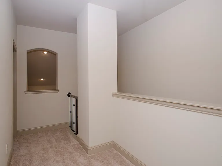 939 Whitehall Dr — Photo 5