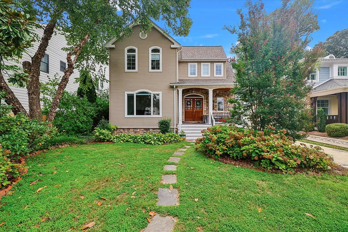6 bed, 4.5 bath, 3730 sqft, $7,300 — Photo 1