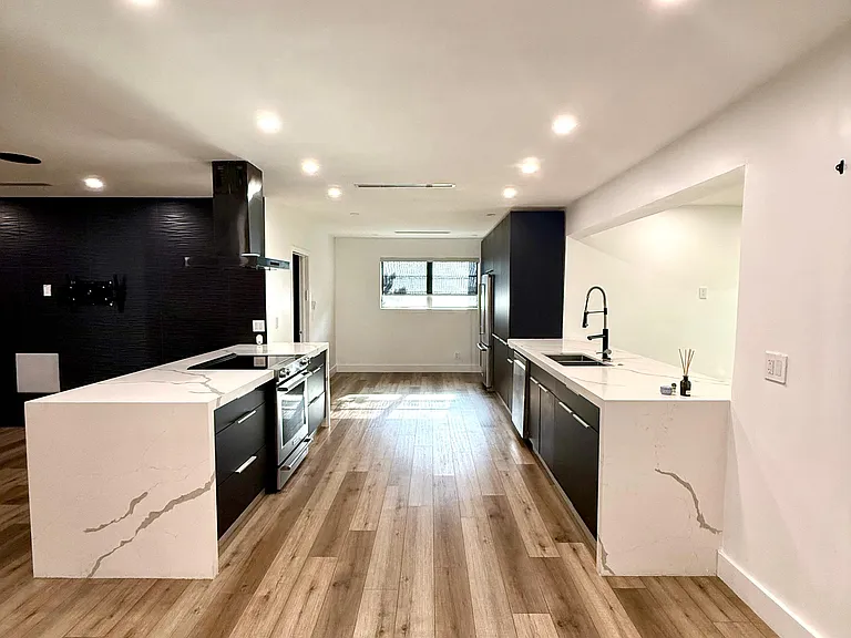 4411 Thomas St — Photo 5