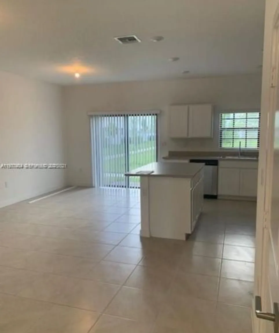 3 bed, 1466 sqft, $2,350 — Photo 3