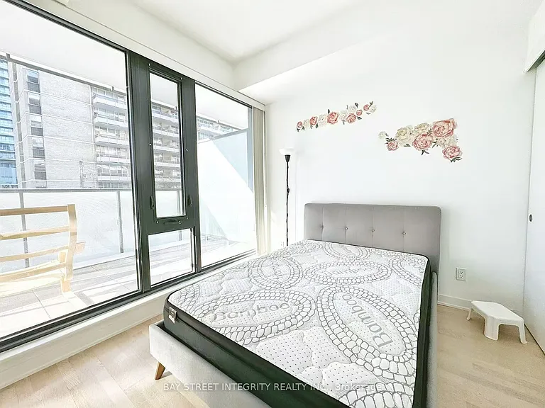 185 Roehampton Ave #207 — Photo 5