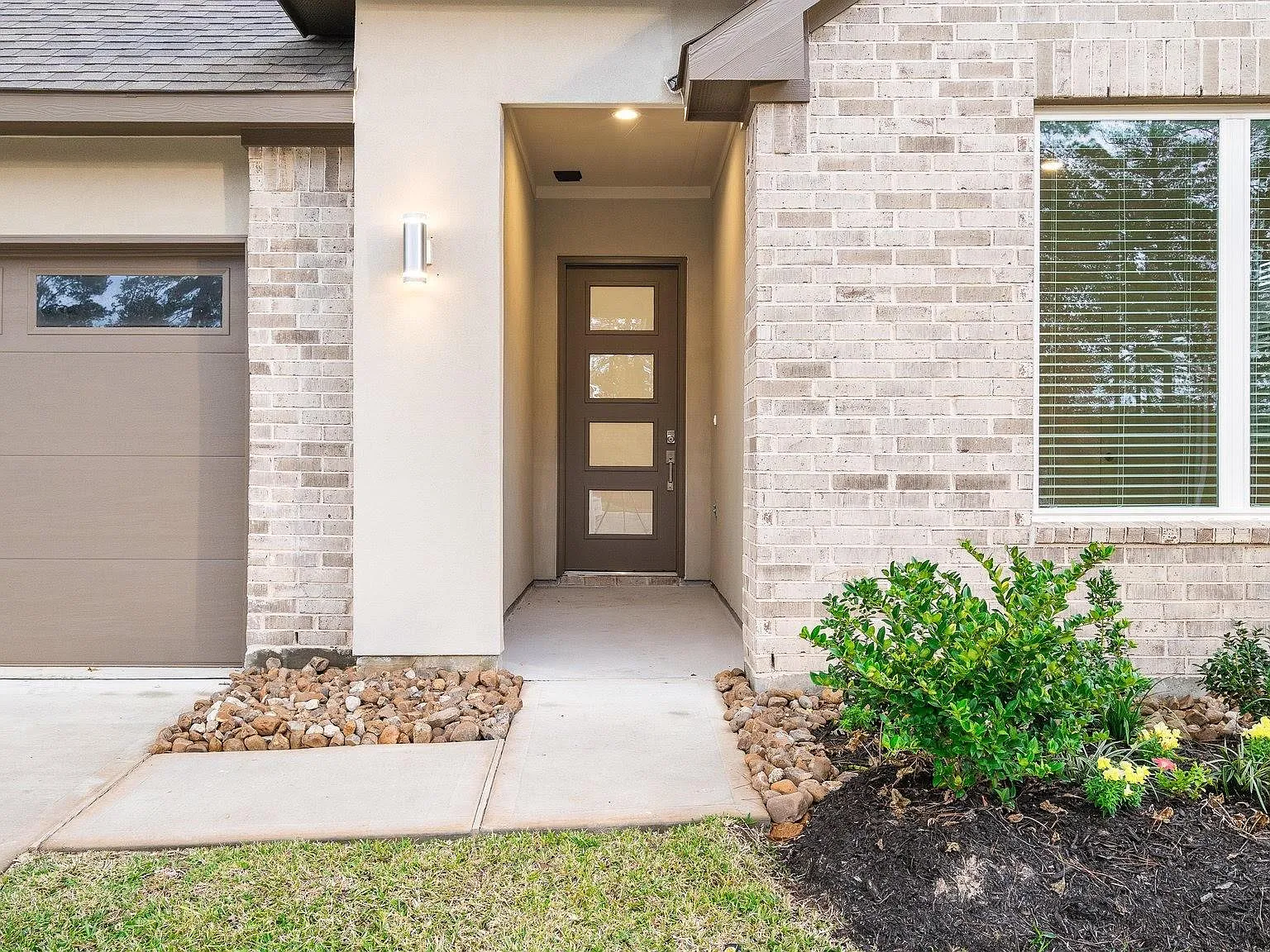 4 bed, 3.0 bath, 2270 sqft, $2,550 — Photo 2