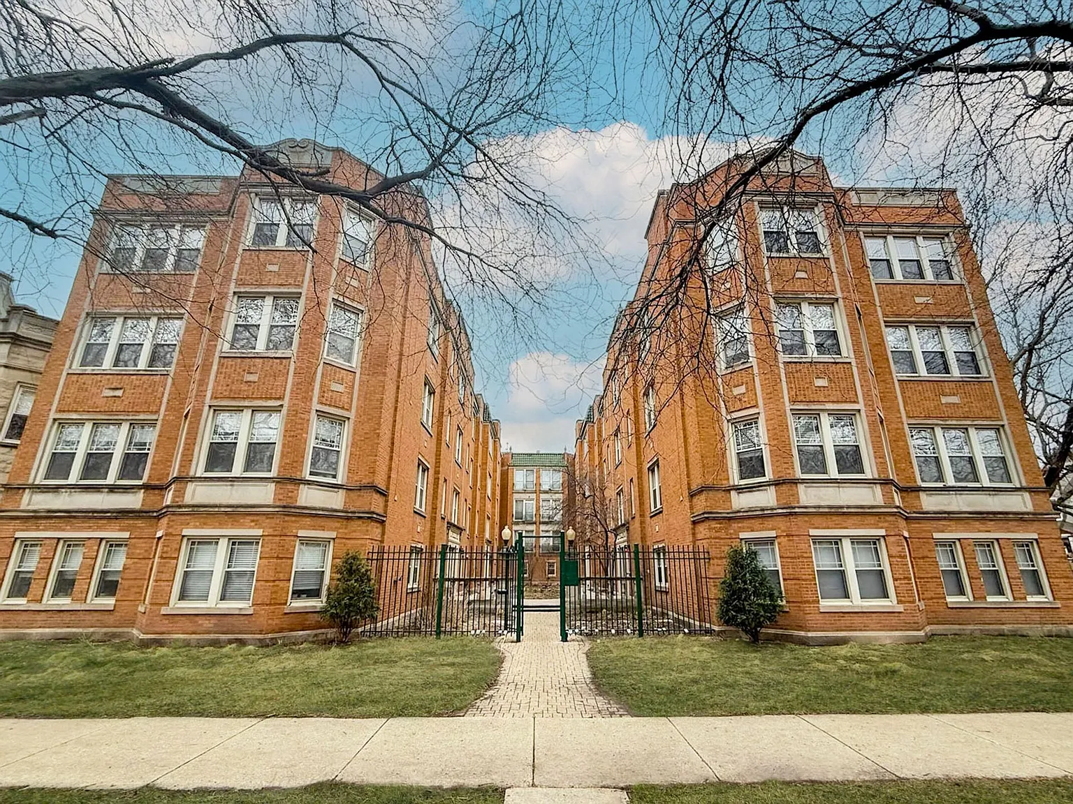 4501-09 N. Greenview — Photo 1