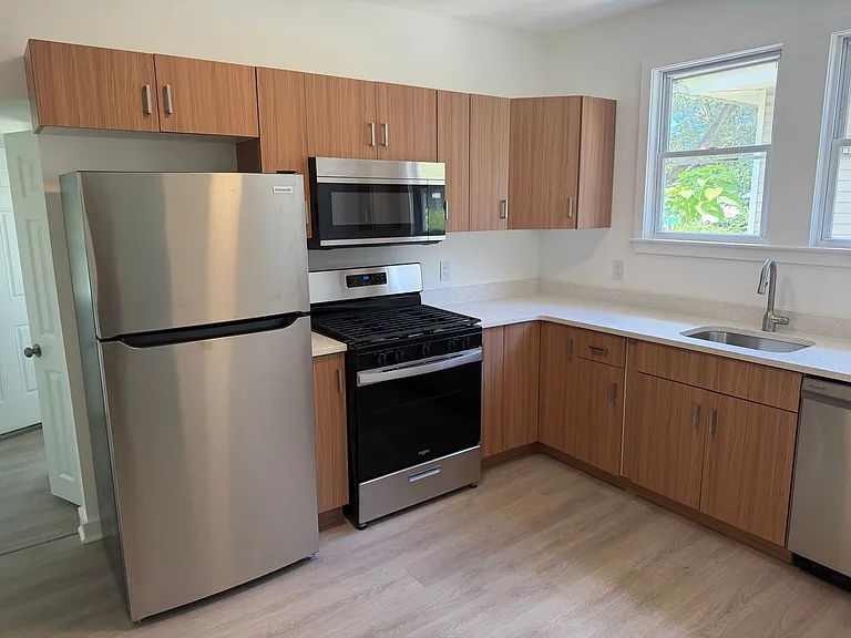 212 Abbey Ln — Photo 2