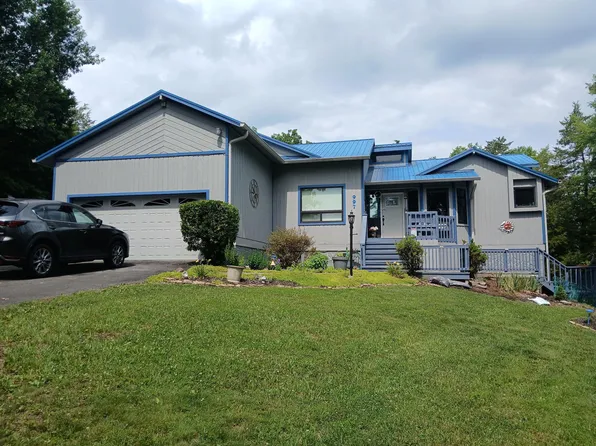 997 Lake Ridge Dr, Dandridge, TN 37725