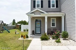 4 bed, 2.5 bath, 1896 sqft, $2,650 — Photo 2