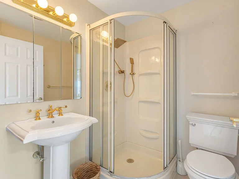 45 Woodbury Ln #8 — Photo 12