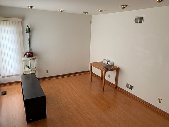 2nd image of 1472 Wentworth Ave