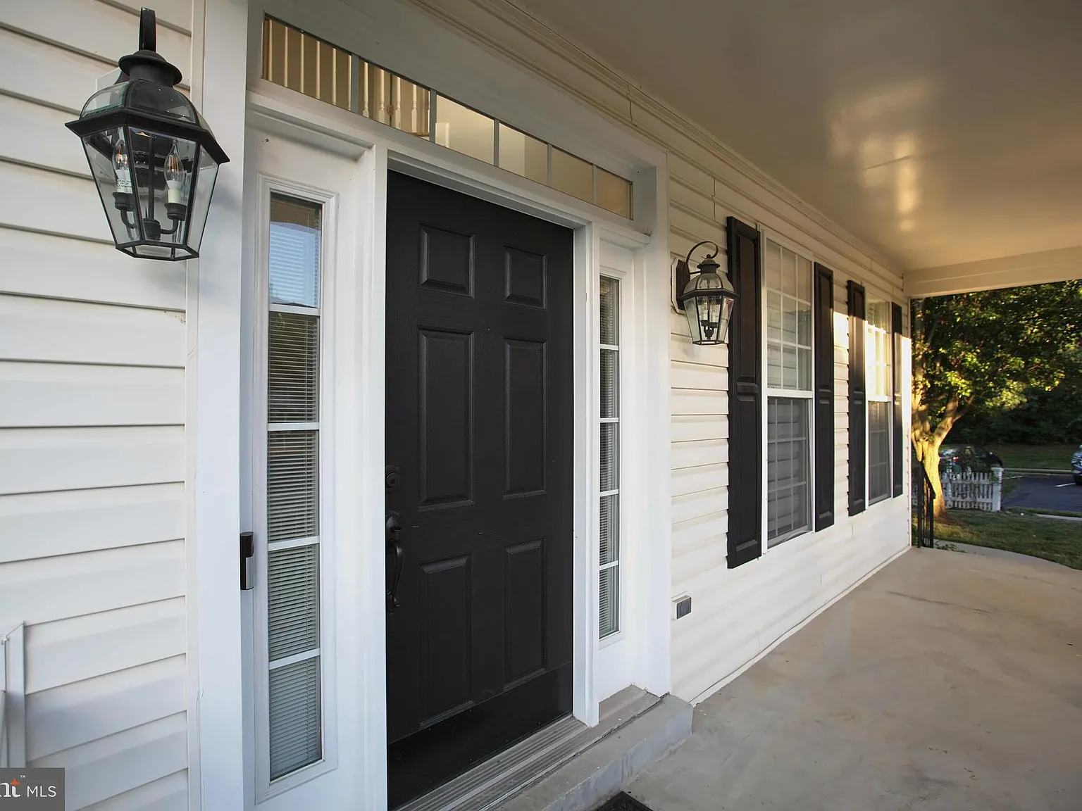 4 bed, 2.5 bath, 2760 sqft, $4,200 — Photo 2