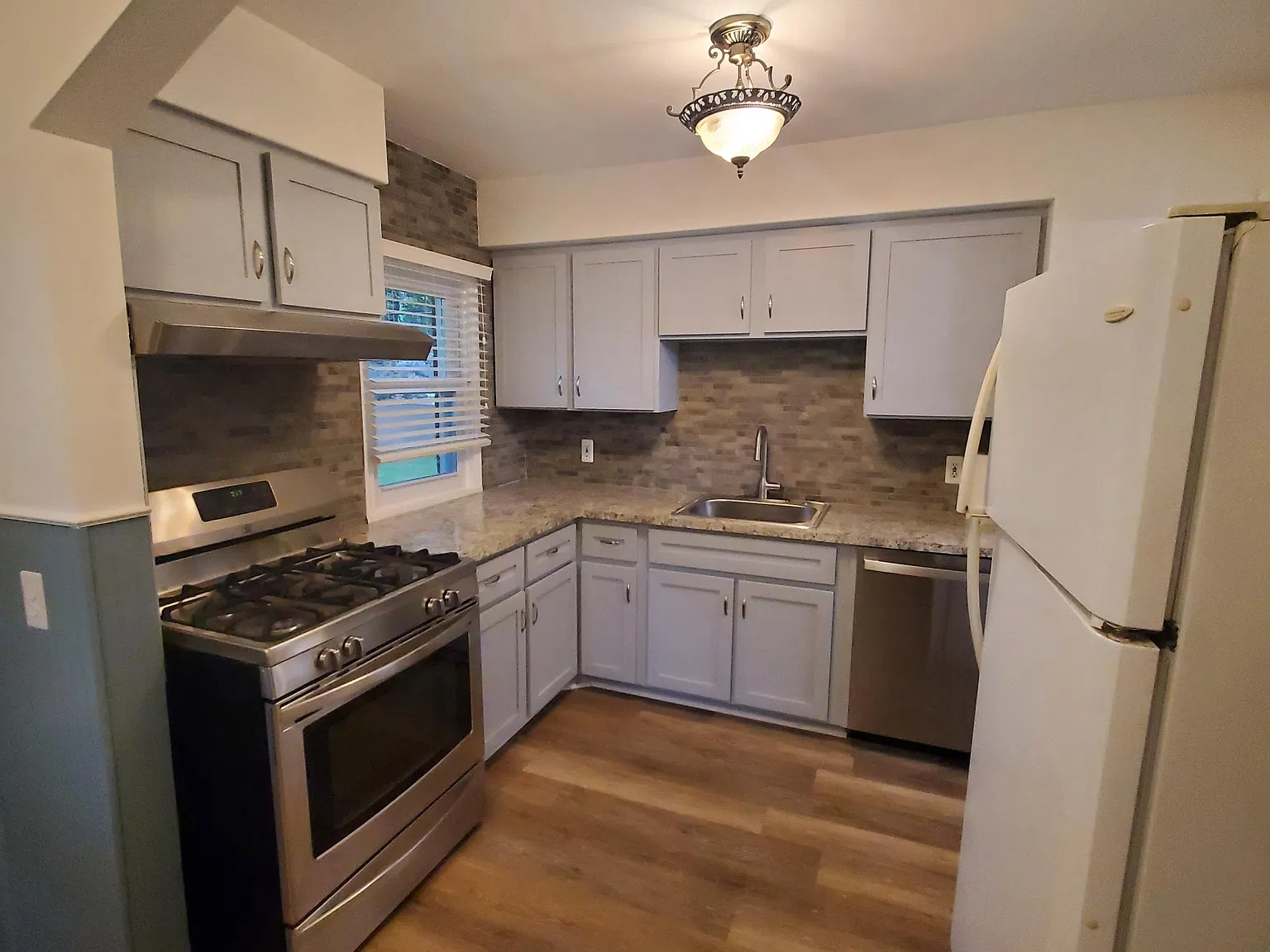 2 bed, 950 sqft, $1,350 — Photo 2
