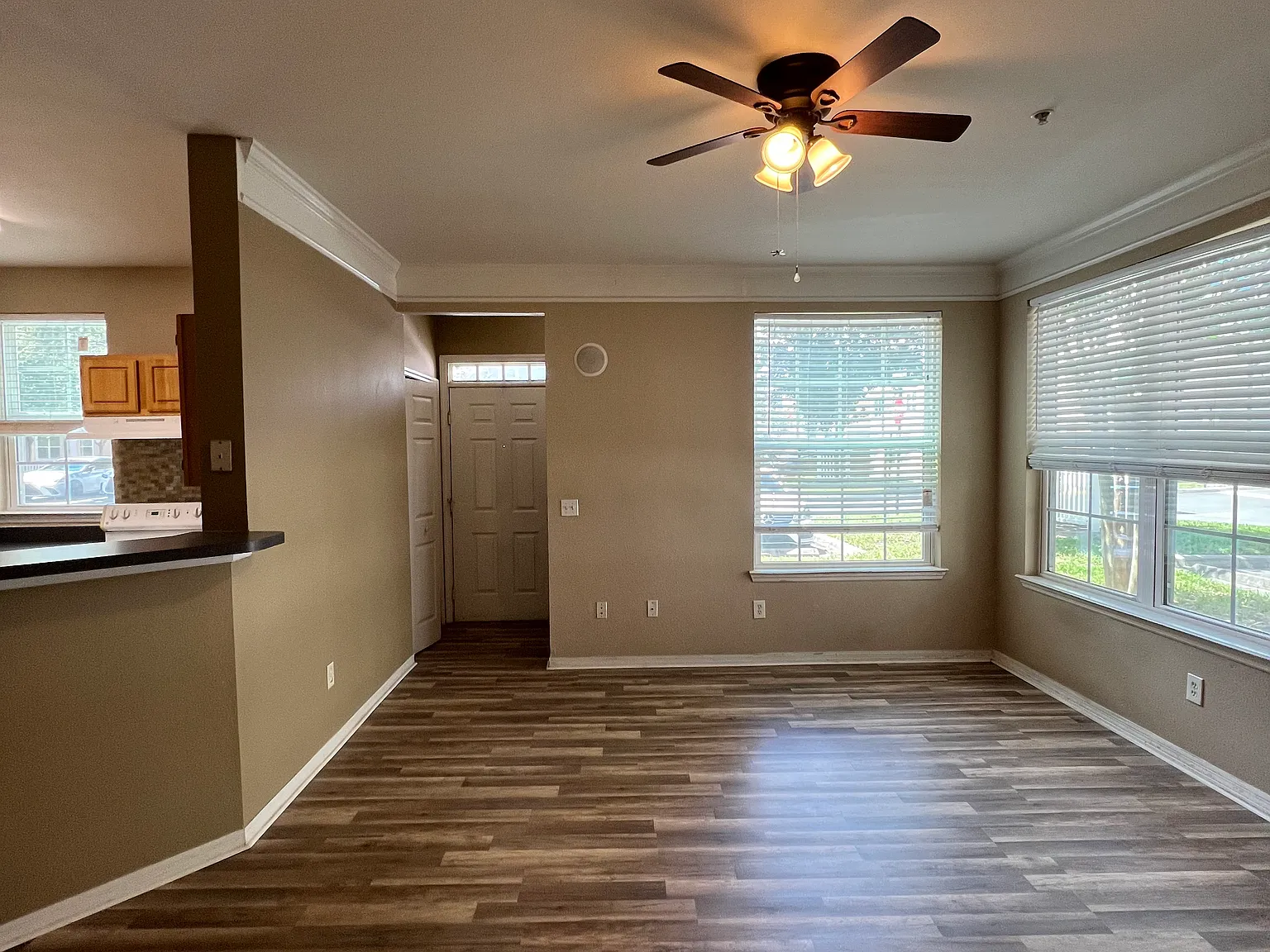 1 bed, 885 sqft, $1,400 — Photo 4