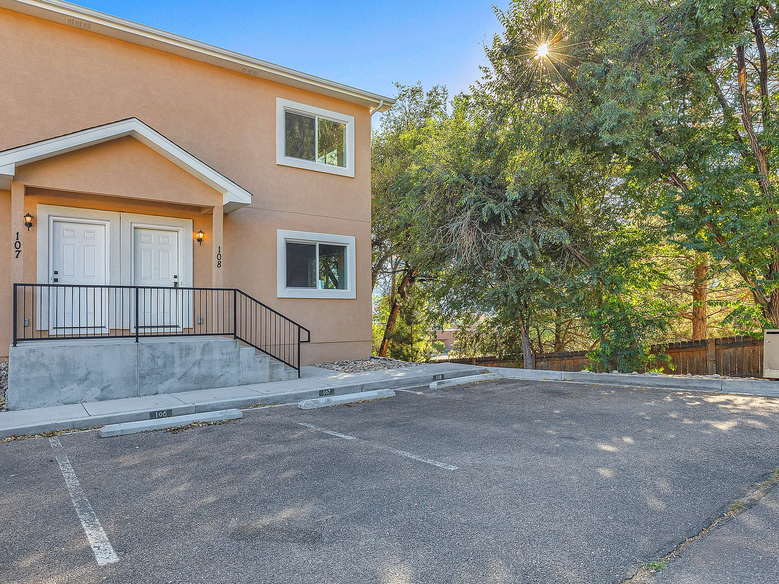 4 bed, 1924 sqft, $2,295 — Photo 2