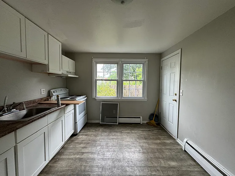 960 1st Ave #E — Photo 8
