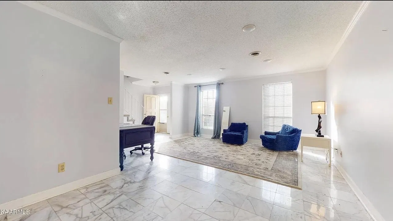 3 bed, 2.5 bath, 1800 sqft, $2,000 — Photo 2