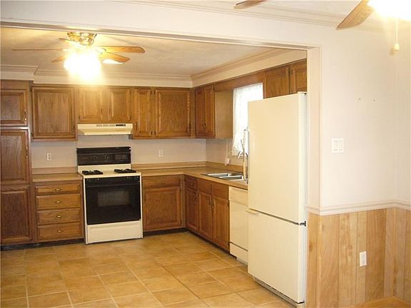 HUGE eat-in kitchen, all appliances stay!