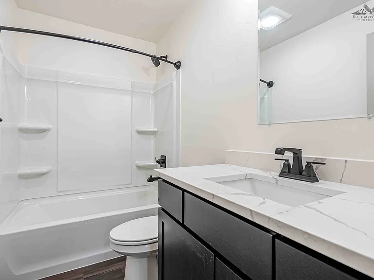 725 W Briar Dr — Photo 12