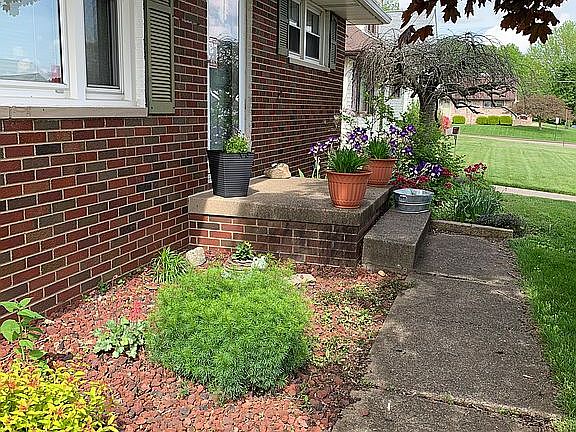 4th image of 1519 35th St NE