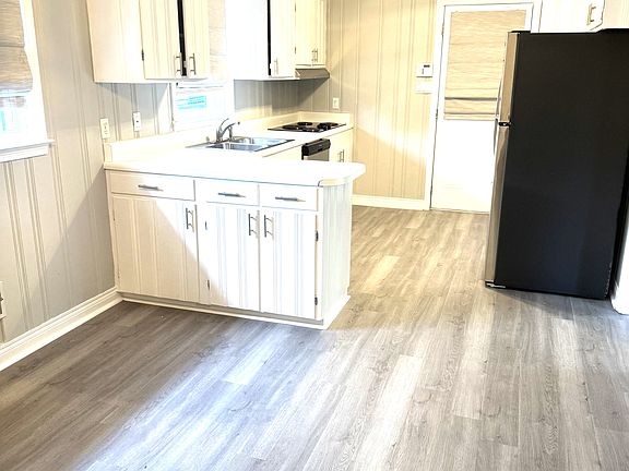3rd image of 819 Ellenwood Cir W