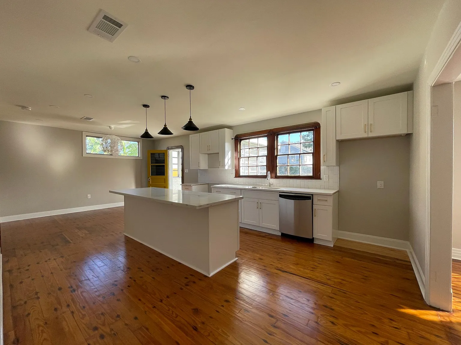2347 N Claiborne Ave — Photo 3