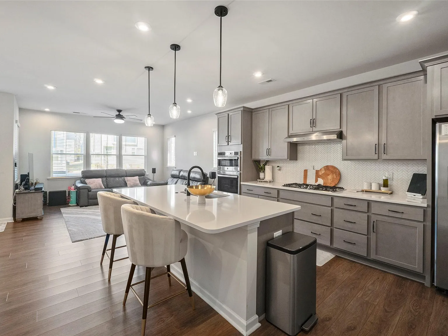 4 bed, 2.5 bath, 2023 sqft, $2,700 — Photo 3