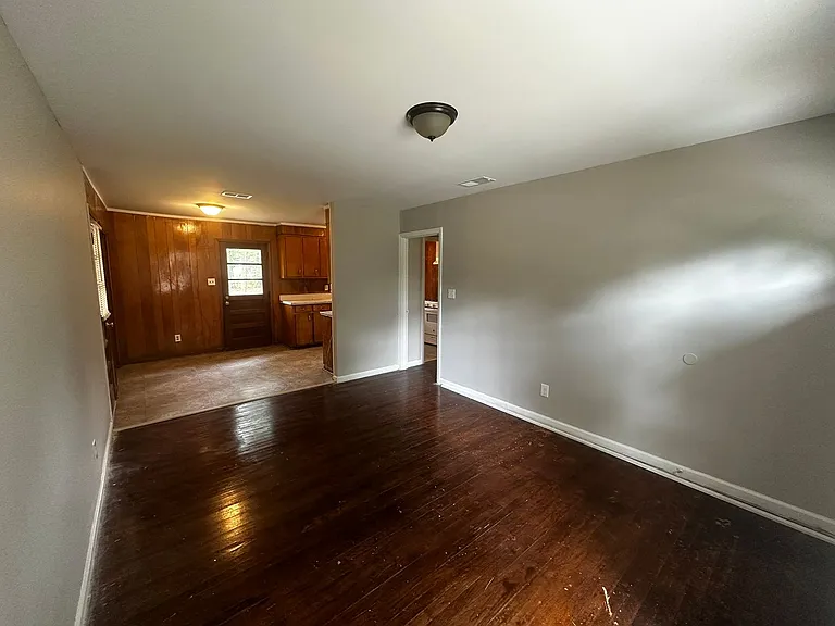 825 Woodlawn Dr — Photo 2
