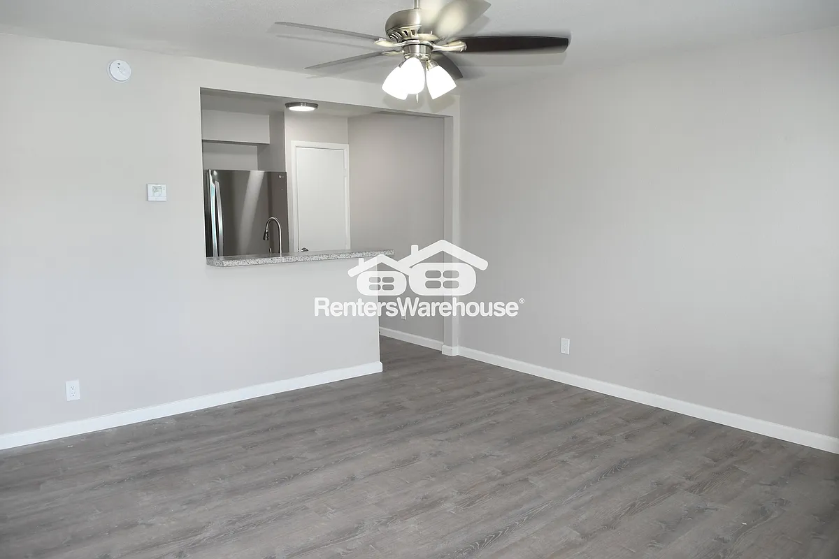 Building Photo - 7519 N 12th St #5