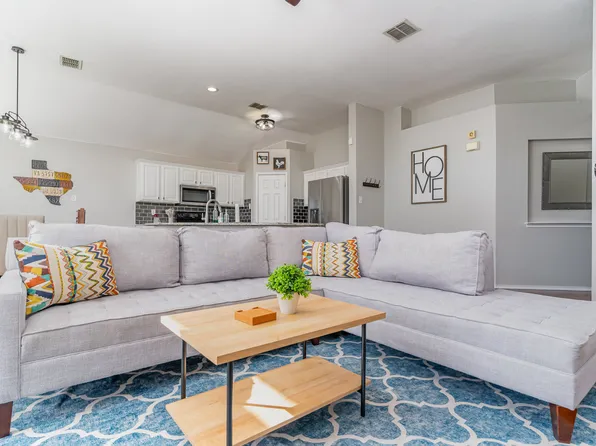 13608 Stauss Ln, Fort Worth, TX 76155