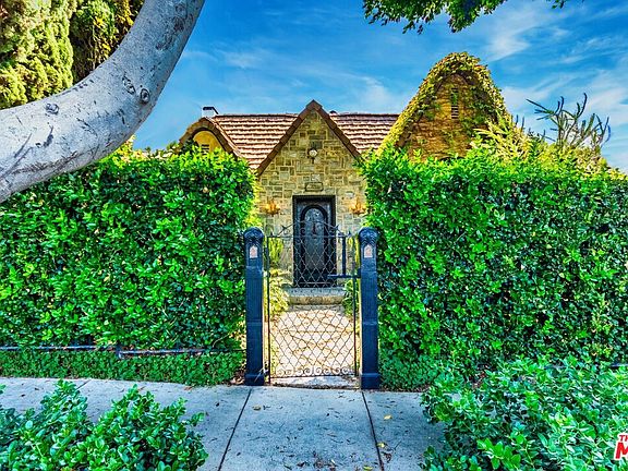2nd image of 870 N Doheny Dr