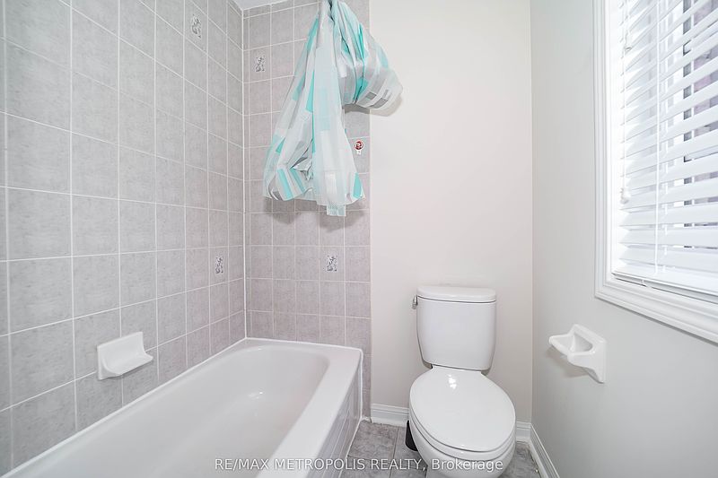 Brampton House for rent - 4 Bedrooms — photo 15