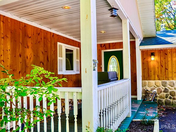 2nd image of 42936 Superior Rd