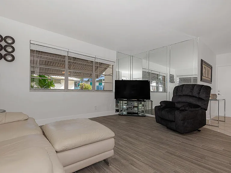 1333 E Hallandale Beach Blvd #101 — Photo 9