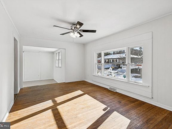 5th image of 384 Wildrose St