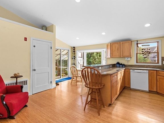 3rd image of 6 Reynolds Ave