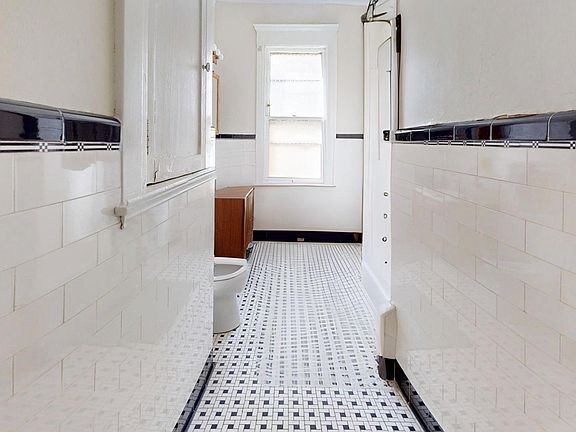 5th image of 310 Willow St #1R