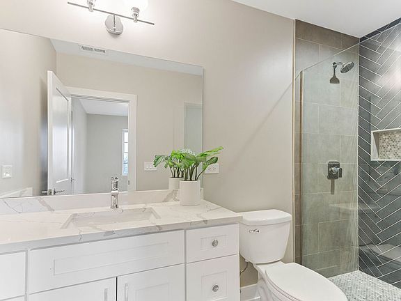 5th image of 2901 N Milwaukee Ave #3R