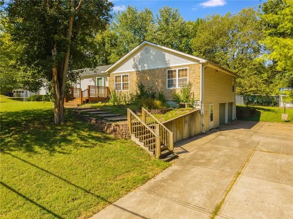 2906 NE Russell Rd, Kansas City, MO 64117