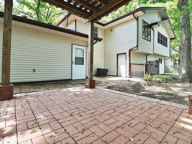 1108 Hess Ave — Photo 16