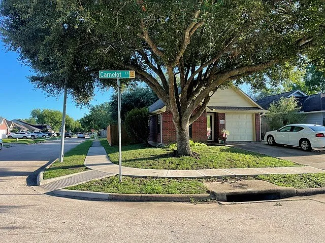 1102 Camelot Ln — Photo 2