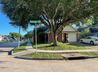 1102 Camelot Ln, Pearland, TX 77581