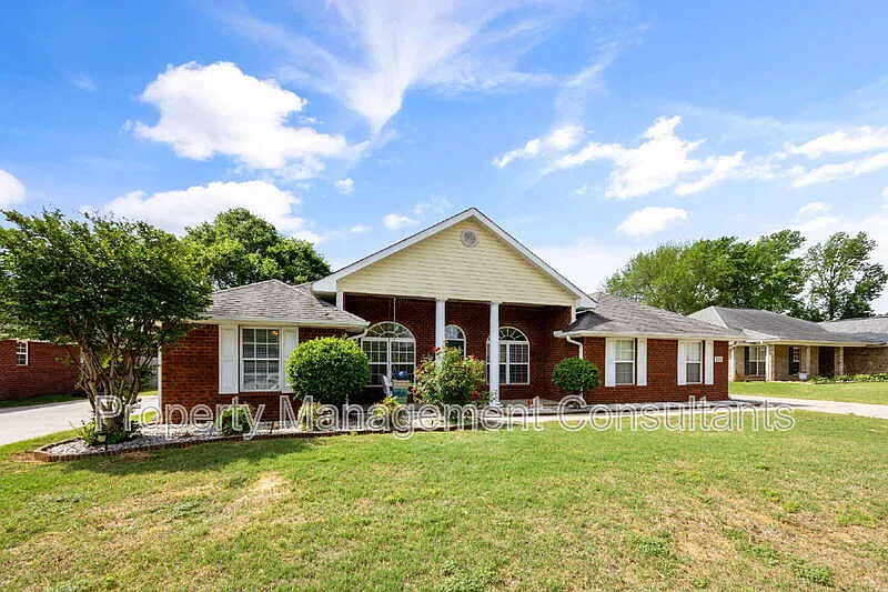 4 bed, 2.0 bath, 2100 sqft, $2,850 — Photo 2