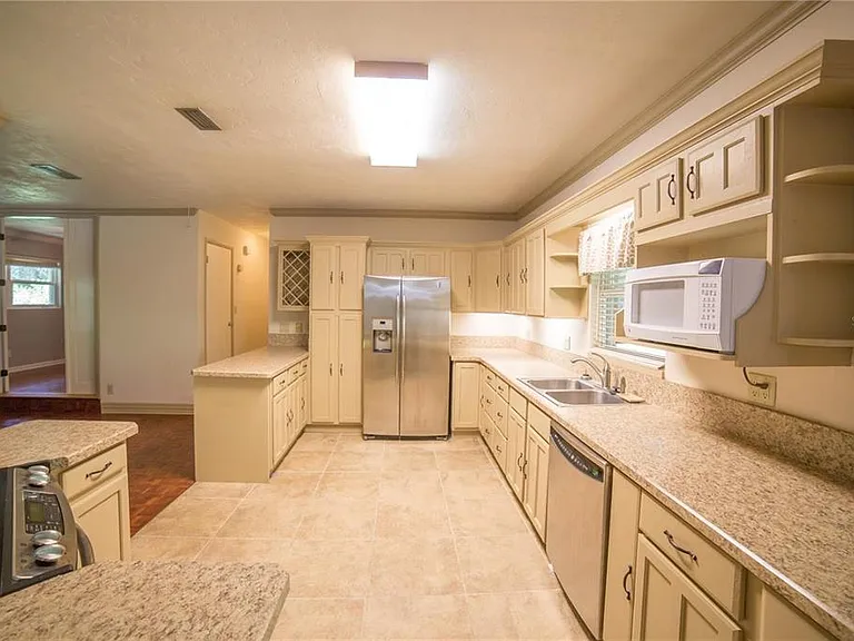 1009 NW 39th Dr — Photo 5