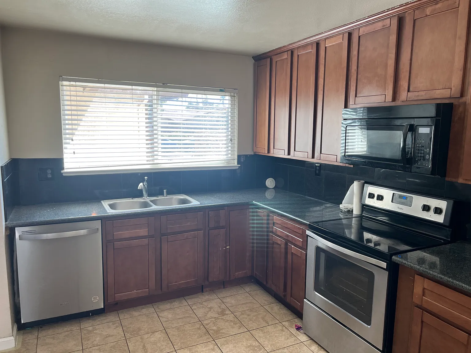 4 bed, 2.5 bath, 1476 sqft, $2,975 — Photo 2
