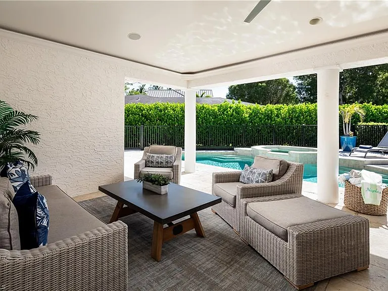 420 Palm Cir E — Photo 12