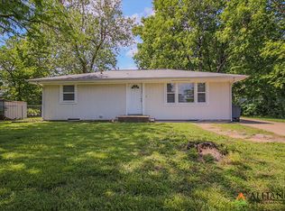 824 Ewing Rd, Manhattan, KS 66502