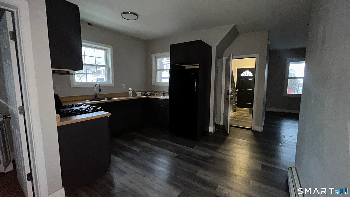 Building Photo - 222 Hallock Ave #2
