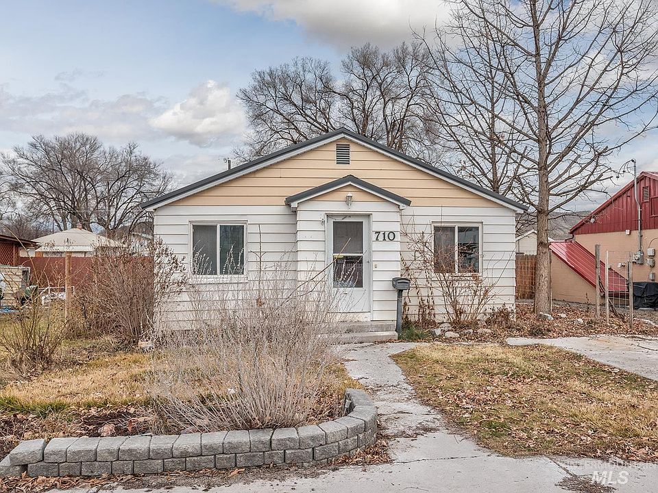 1st image of 710 Smith St S